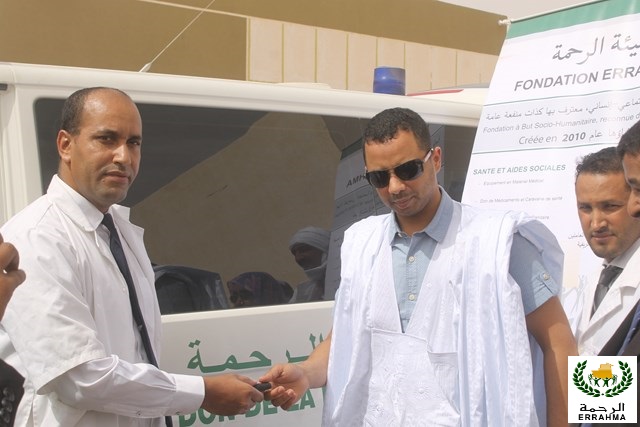 Chami : Errahma distribue des fournitures et offre une ambulance